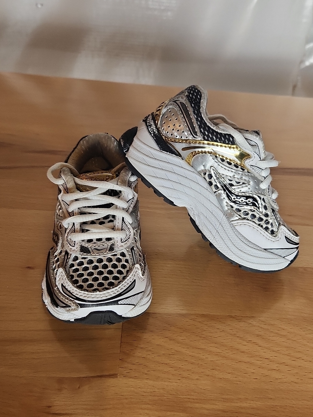 Saucony Omni 9 Boys Toddler Size 5M Black White Gold Retro Dad Sneaker Shoes